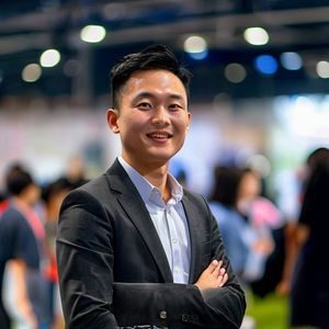 sm论坛社区生态负责人陈昕的职业形象，站姿自信，背景为社区活动现场，体现积极参与社区建设的精神面貌
